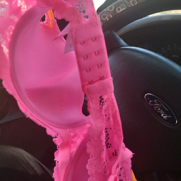 A pink bra - Picture 2 of 3